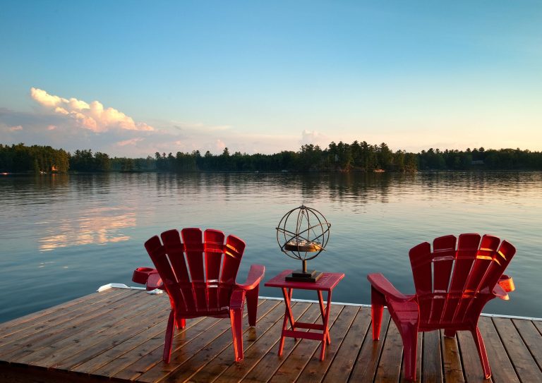 laituri ja kaksi tuolia järven rannalla kesämökillä keväällä