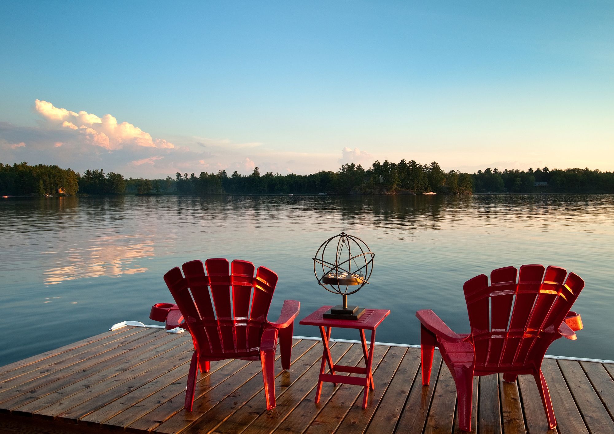 laituri ja kaksi tuolia järven rannalla kesämökillä keväällä