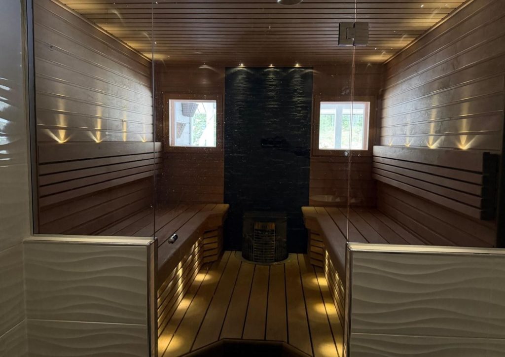 tunnelmallinen sauna valaistuksella