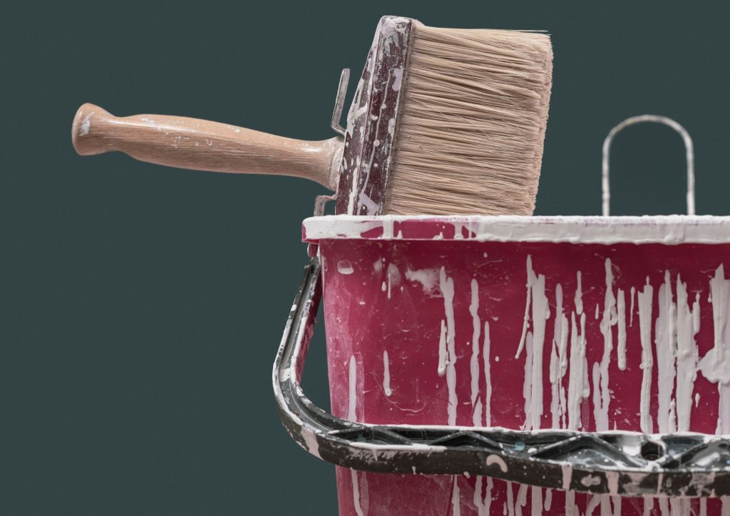 maalipensseli astian reunalla