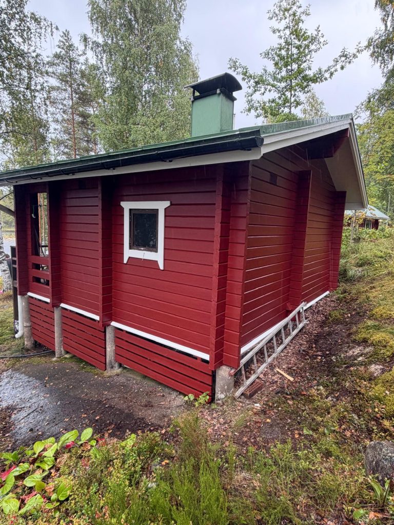 Punainen aittarakennus mökillä